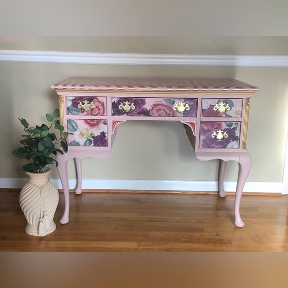 Meet your Posher, Megan - Picture 4 of 5